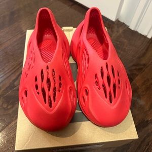 Yeezy Foam runners SIZE 4